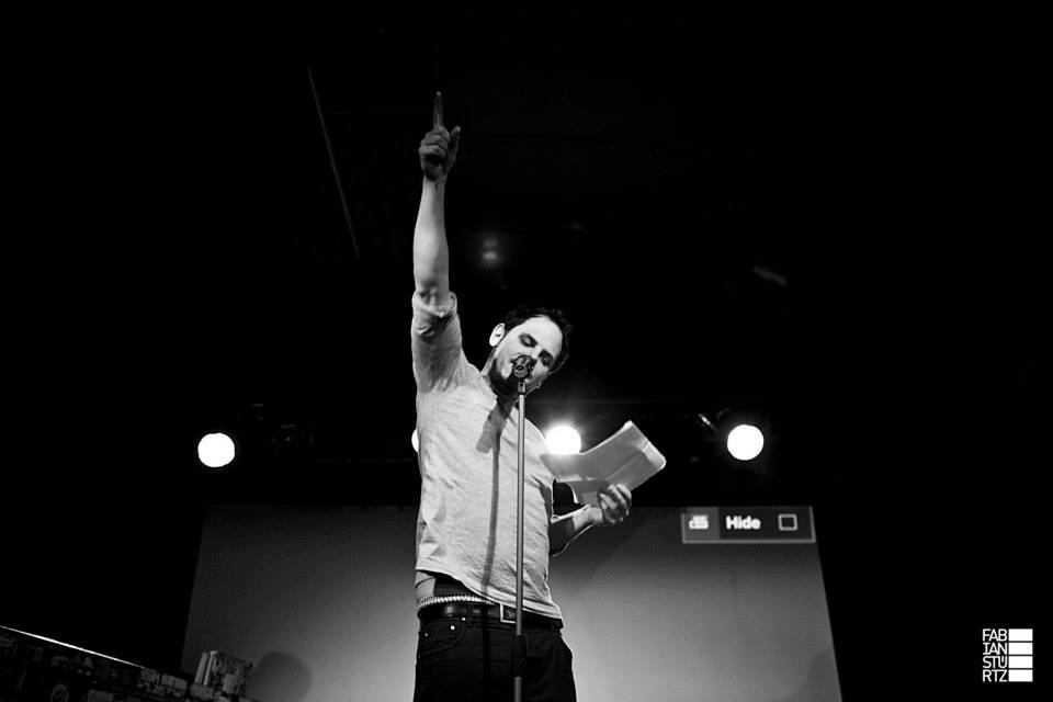 "Nach meinem ersten Poetry Slam war ich angefixt. Außerdem gab es Freibier." Bild: © Fabian Stürtz