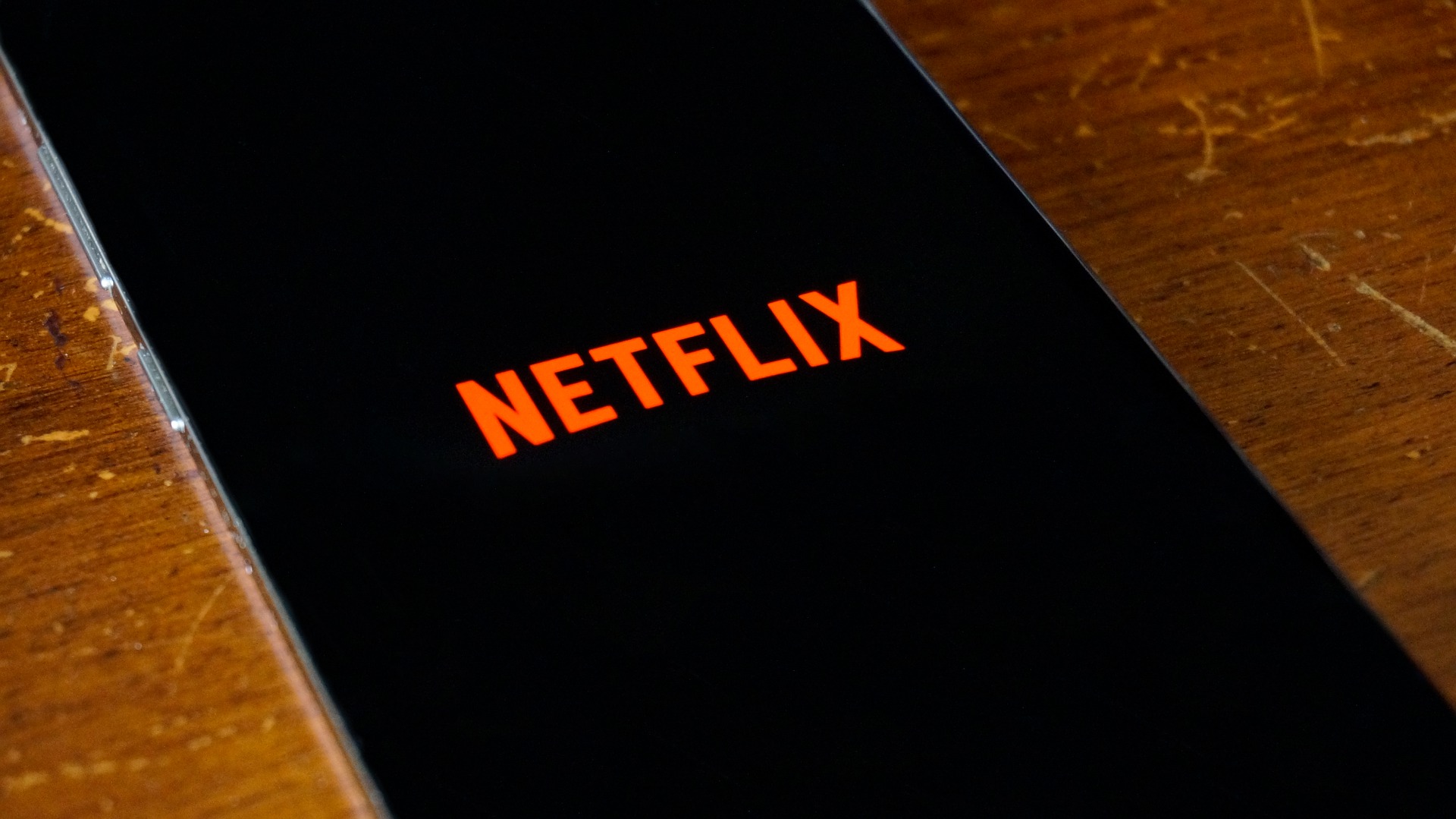 Netflix ist ein Streaminganbieter, den man dank App immer dabei hat.