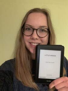 Janine zeigt auf einem E-Book die erste Seite von Little Women