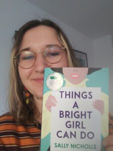 Hannah zeigt das Cover von Things a bright girl can do