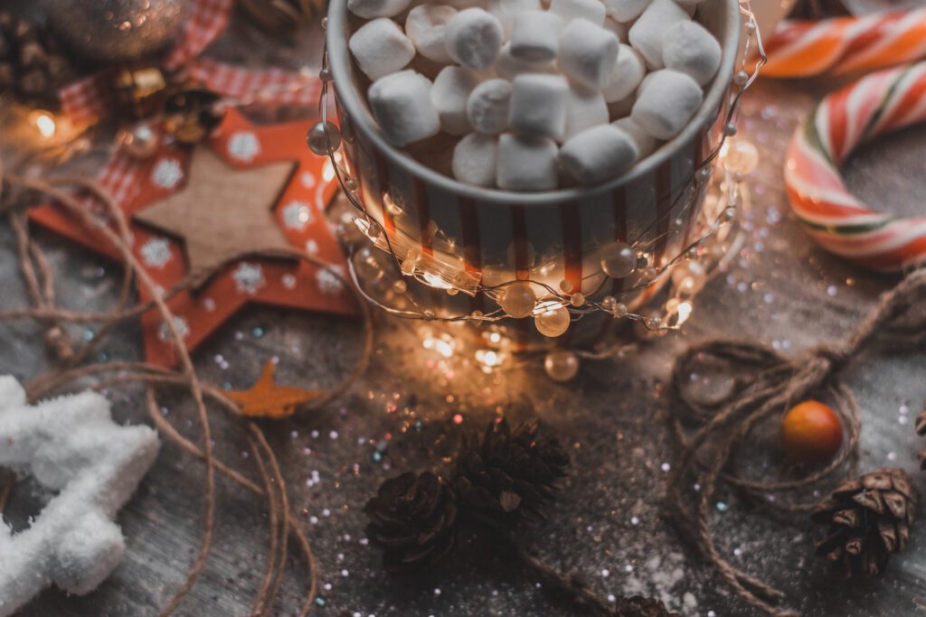 weihnachtliche Dekoration und Tasse mit Marshmallows