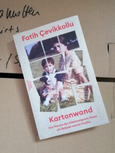 Foto von Kartonwand von Fatih Çevikkollu auf einem Umzugskarton liegend